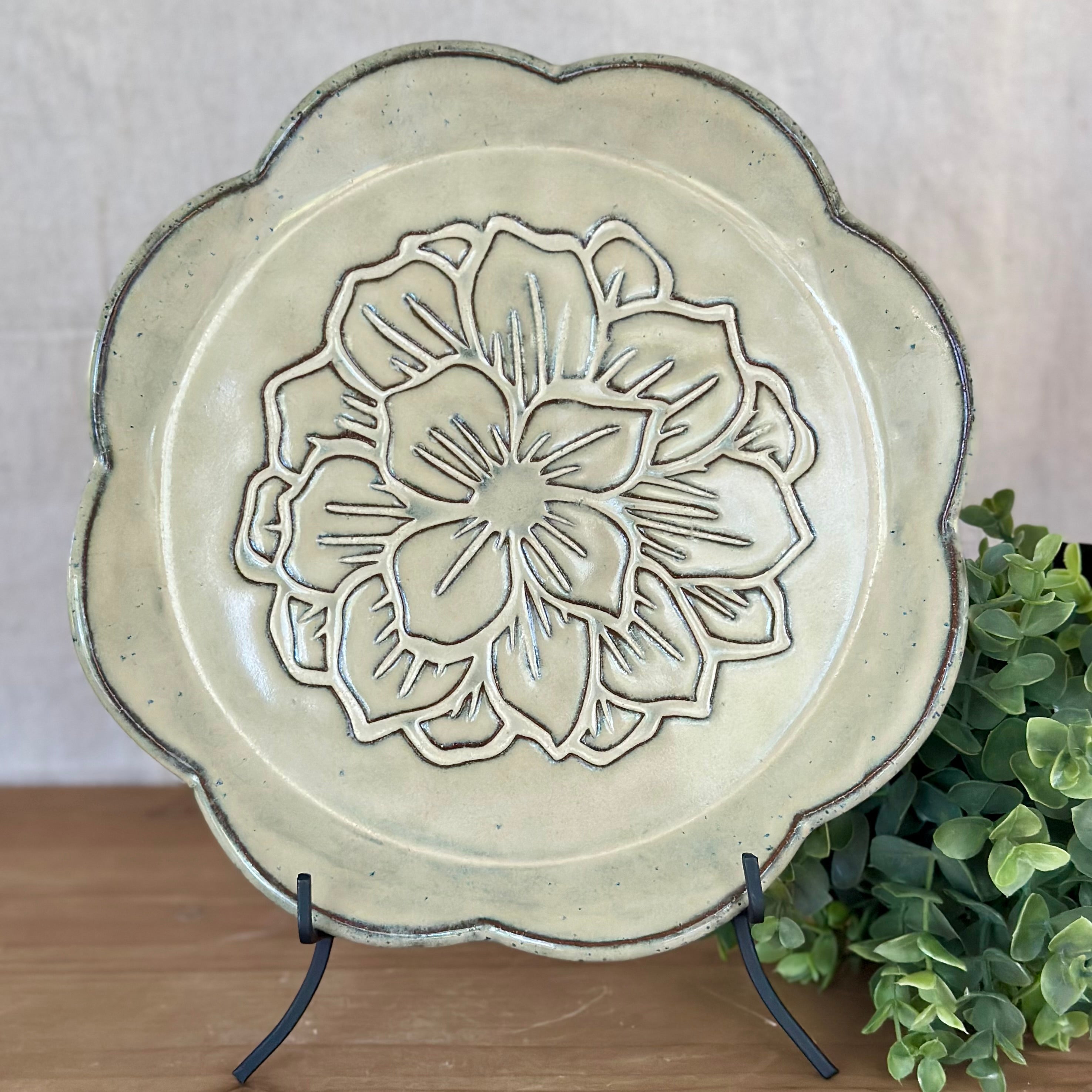 Scallop Plate 10” : Antique White