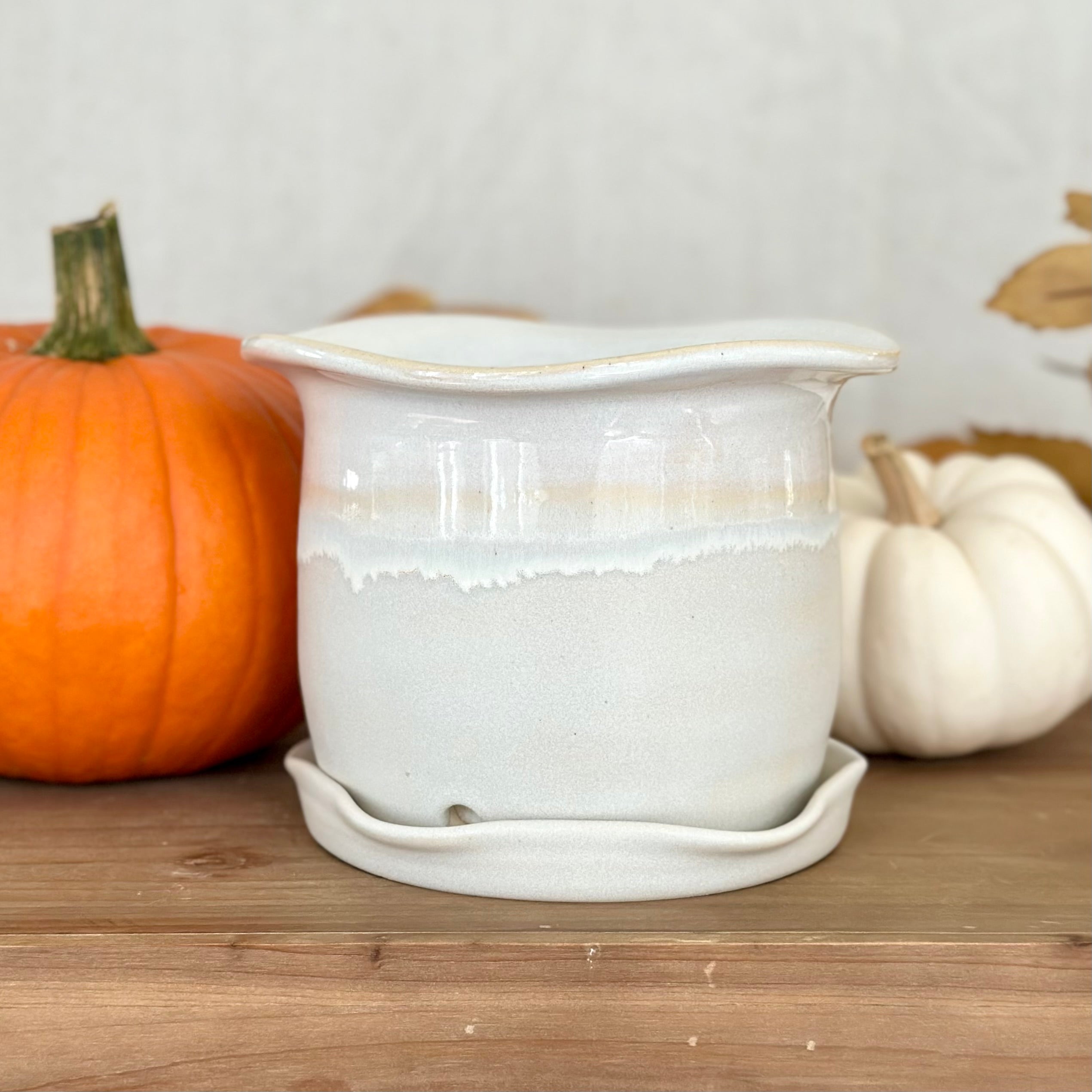 Planter w/ Drip Plate (Med): Linen